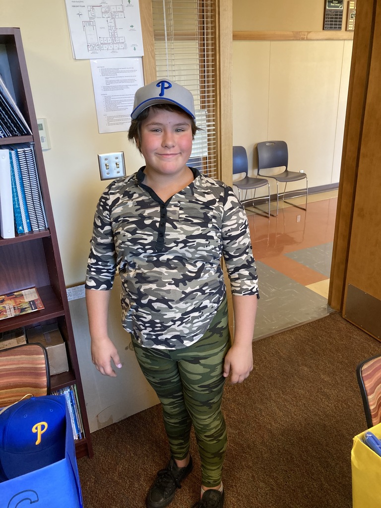 Student Gwen Arquette is the secondary school Tiger Ticket winner for the week of September 21-28 La estudiante Gwen Arquette es la ganadora del Tiger Ticket de la escuela secundaria para la semana del 21 al 28 de septiembre